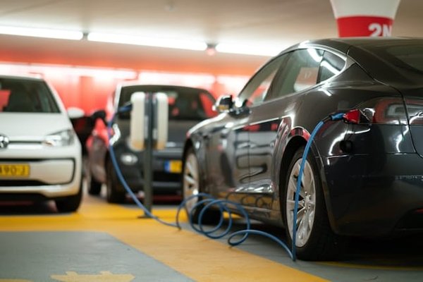 Comment les véhicules électriques influencent-ils le marché des assurances ?